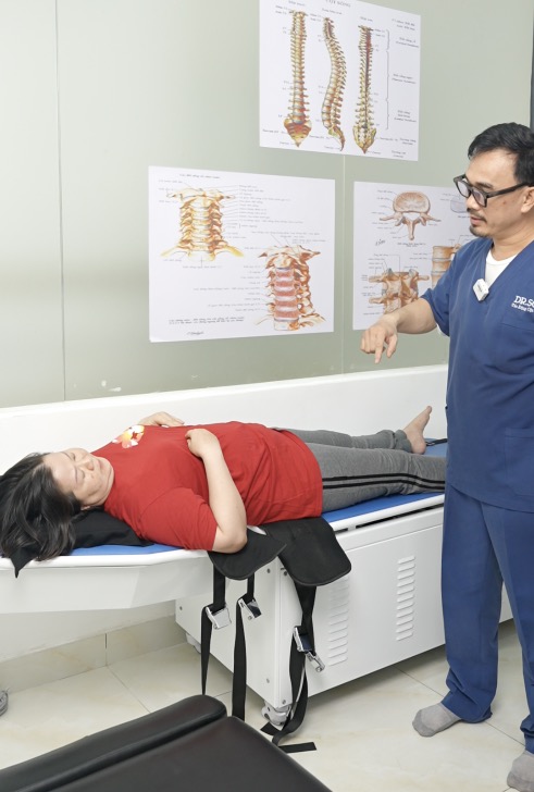 điều trị bằng máy kéo giãn cột sống